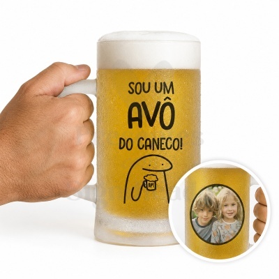 Caneca de vidro fosco com cerveja, texto e imagem personalizada.
