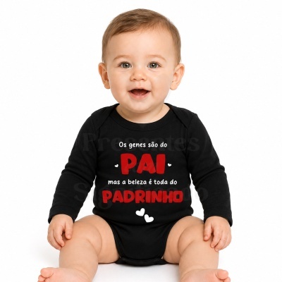 Bebé com body preto com texto em branco e vermelho sentado em fundo branco