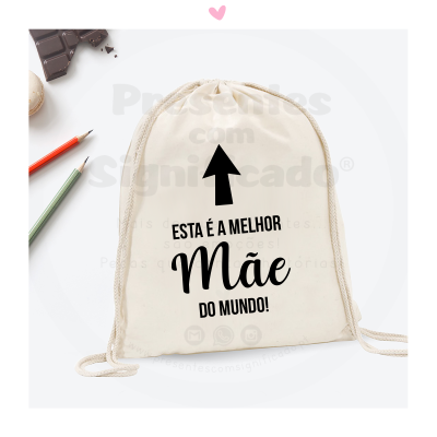 Mochila saco branca com cordões e frase em preto 'ESTA É A MELHOR Mãe DO MUNDO!'