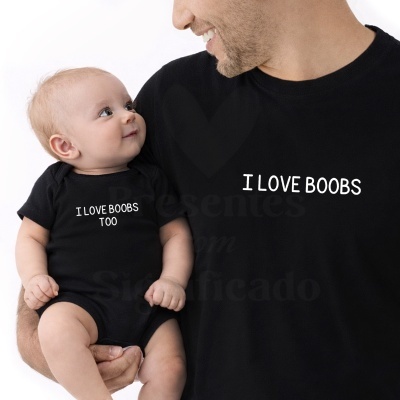 Adulto e bebé com roupa preta com texto branco