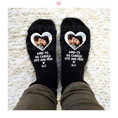 Meias pretas com foto de casal e texto romântico em fundo branco de manta trançada