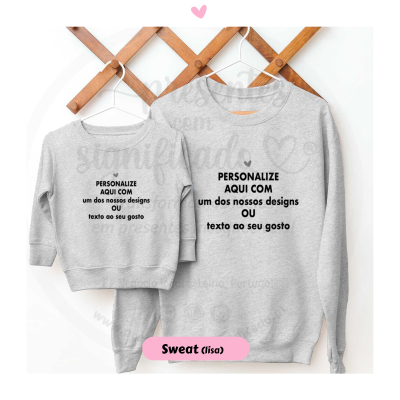 Duas sweatshirts cinzentas com texto personalizável penduradas em cabides de madeira