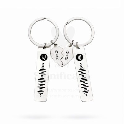 Porta-chaves metálicos prateados com ondas pretas e coração partido com letras