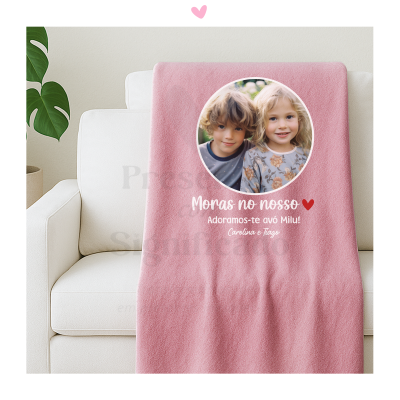 Manta rosa personalizada com foto e texto em sofá branco