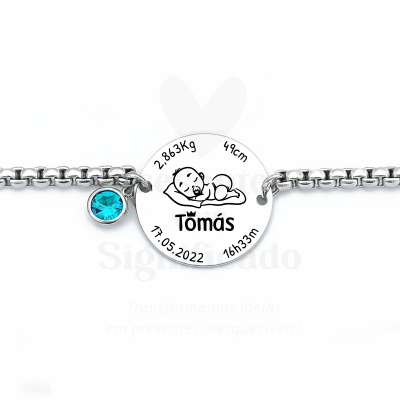 Pulseira prateada com pendente redondo gravado e pendente com pedra azul