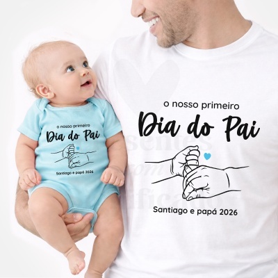 Body azul para bebé e t-shirt branca com texto e desenho de mãos a segurar dedo