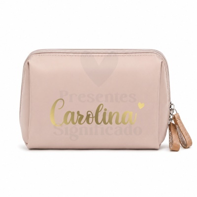 Necessaire cor de rosa claro com a palavra Carolina em dourado