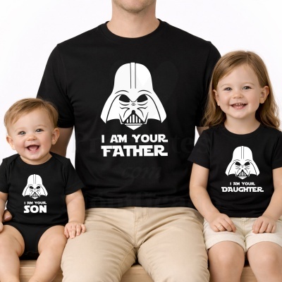 Pai com filho bebê e filha criança vestindo t-shirts pretas com capacete de Darth Vader e texto relacionado