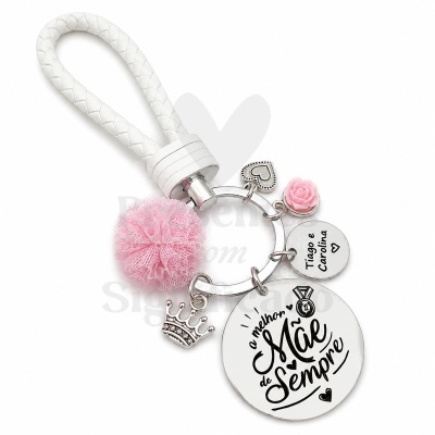 Chaveiro com alça branca e pendentes decorativos com texto para mãe