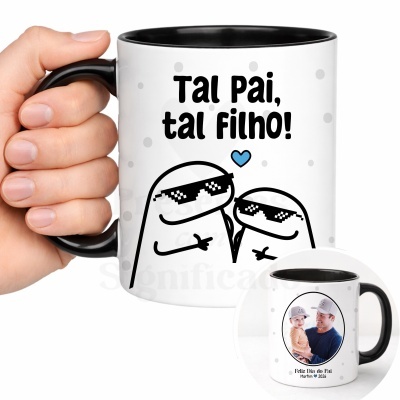 Caneca com ilustração de figuras e texto em português e foto de pai com filho