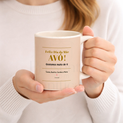 Caneca para dia da mãe avó com texto em português, segurada por uma pessoa com camisola branca
