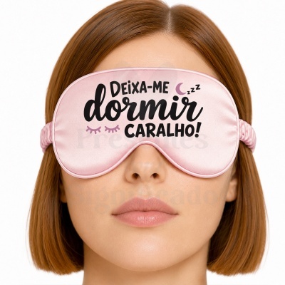 Máscara de dormir cor-de-rosa com texto em preto e roxo usada por mulher