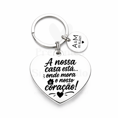 Porta-chaves coração branco com gravação em preto e pendente redondo com iniciais e data