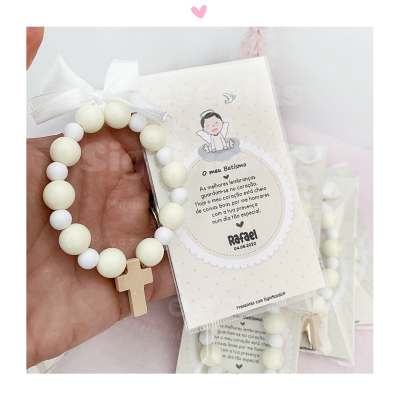 Pulseira de batismo com contas de silicone e crucifixo em madeira com embalagem de batismo