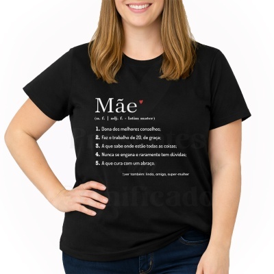 T-shirt preta com texto branco e coração vermelho sobre o tema Mãe.