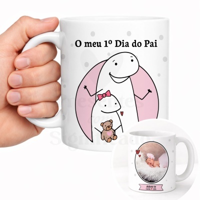 Caneca branca com ilustração de bonecos pai e filho e texto comemorativo