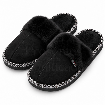 Chinelos pretos com parte superior e interior felpudos e borda decorativa preto e branco