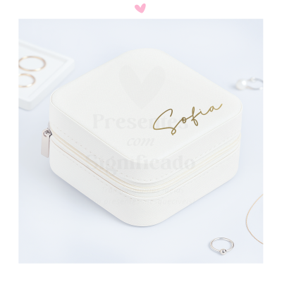 Estojo quadrado creme com nome 'Sofia' e joalharia em fundo branco
