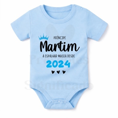 Body de bebé azul claro com texto personalizado em português
