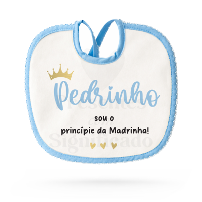 Babete branco com borda azul e escrita em azul e preto com coroa dourada e corações.