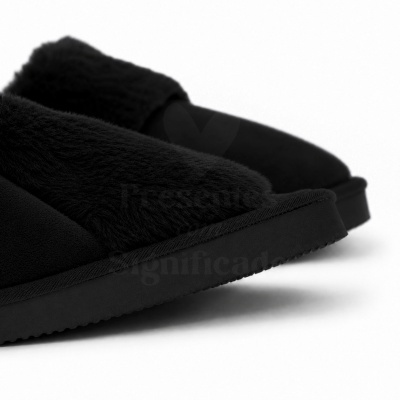Pantufas pretas felpudas com sola preta