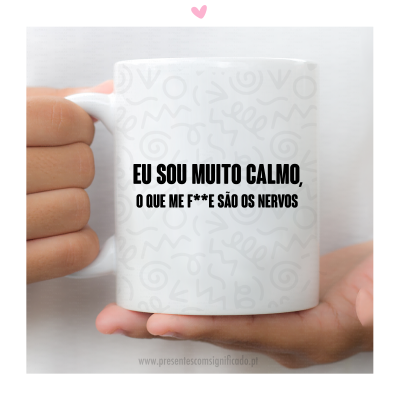 Caneca branca com texto em português e padrão abstrato cinza