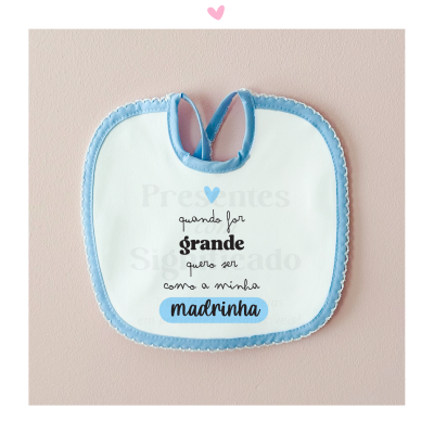 Babete branco com borda azul e texto em português