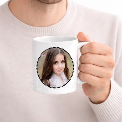 Caneca branca com fotografia de menina dentro de círculo pontilhado.