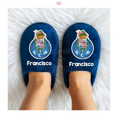 Chinelos azuis com emblema do FCP e nome Francisco em fundo felpudo branco