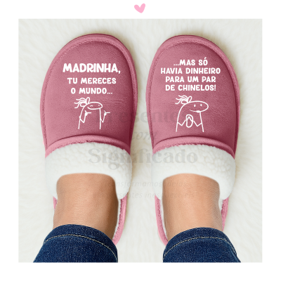 Par de chinelos rosa com texto branco para madrinha, usados por pessoa com jeans