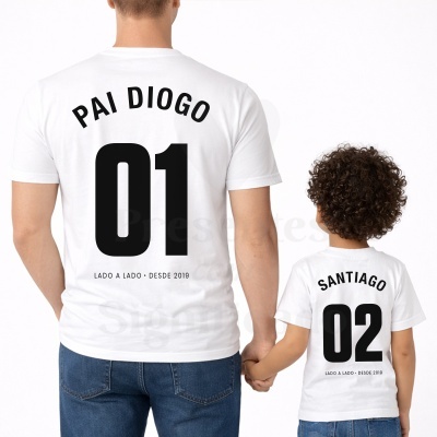 T-shirts brancas com letras e números pretos para pai e filho segurando as mãos