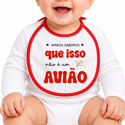 Babete branco com bordas vermelhas e frase colorida para bebé.