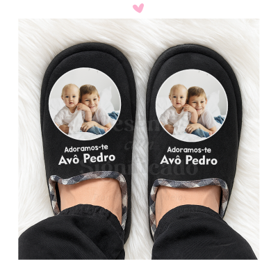 Chinelos pretos personalizados com foto de crianças e texto 'Adoramos-te Avô Pedro'