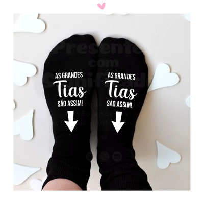 Meias pretas com texto branco e fundo de corações brancos