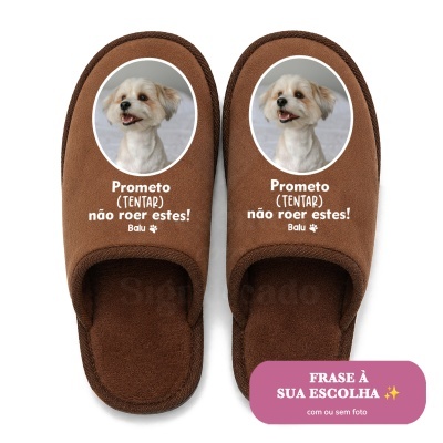 Par de chinelos castanhos com imagem de cão e texto em branco