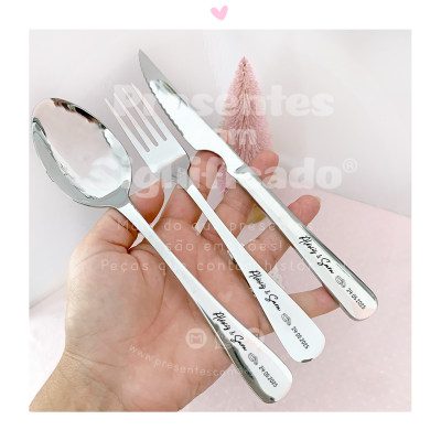 Conjunto de talheres de metal prateado com texto 