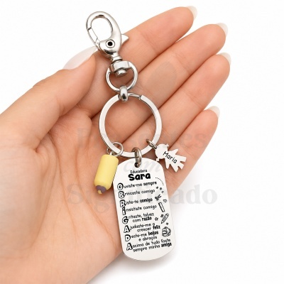 Chaveiro metálico com placa de texto para educadora e pendente menina com nome Maria