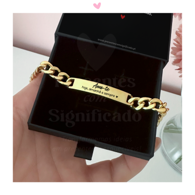 Pulseira dourada com gravação em caixa preta