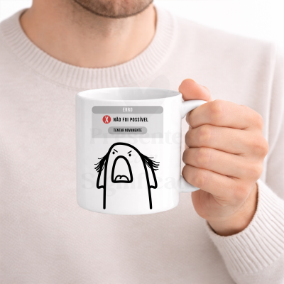 Caneca branca com caricatura zangada e texto em português sobre erro
