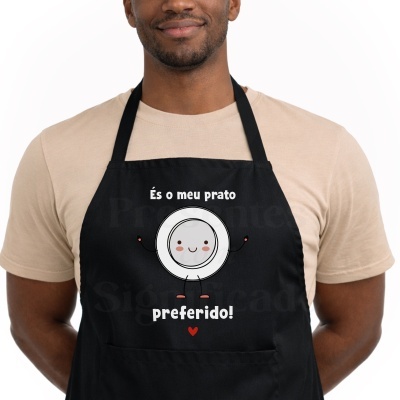 Avental preto com frase em português e desenho de prato sorridente