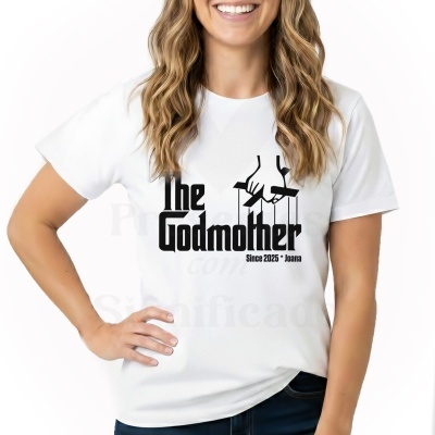 T-shirt branca com texto e grafismo preto The Godmother Since 2025 - Joana