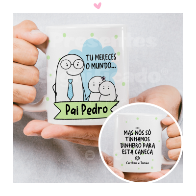 Caneca branca com texto e ilustração, mãos a segurá-la
