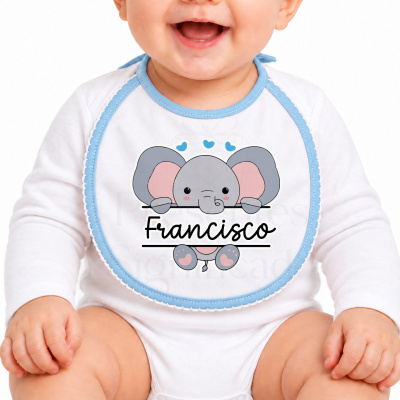 Babete branco com borda azul e desenho de elefante cinzento, usado por bebé