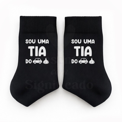 Par de meias pretas com texto e ícones em branco