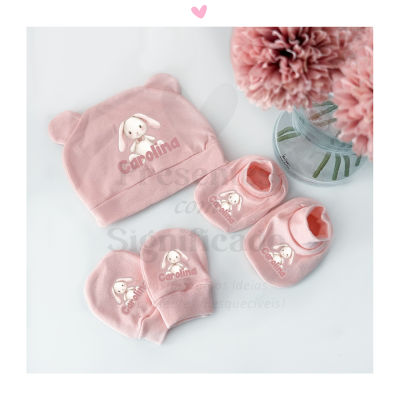 Conjunto rosa para bebé com gorro, luvas e peúgas com estampa de coelho e nome Carolina