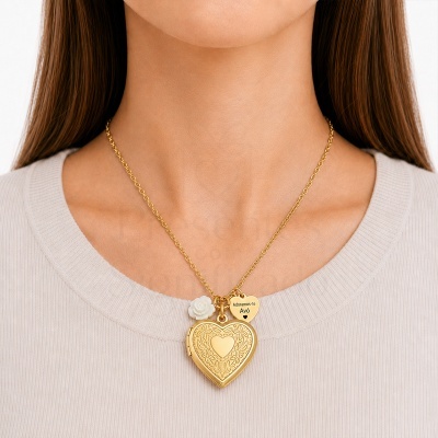 Colar dourado com pendentes em forma de coração e flor branca