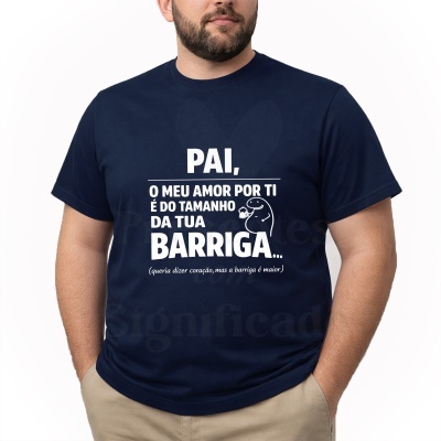 T-shirt azul escura com texto branco humorístico em português sobre amor e barriga de pai