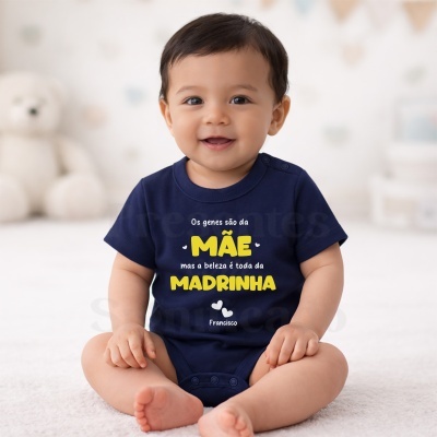 Bebé sentado a usar body azul escuro com texto amarelo e branco