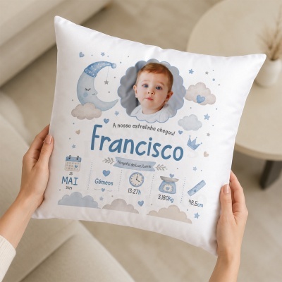 Almofada branca personalizada com foto de bebé, texto em azul e ilustrações de lua e nuvens