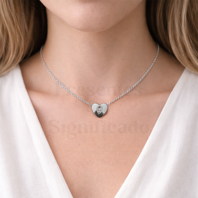 Colar de corrente prateada com pendente em forma de coração com imagem gravada